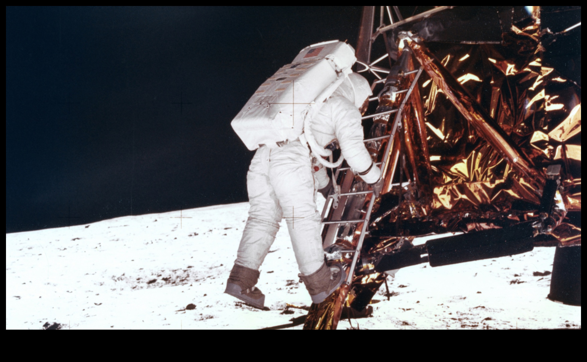 الخطوات الأولى للبشرية على سطح القمر 2 الهبوط على سطح القمر: خطوات ناسا التاريخية على الشاطئ السماوي