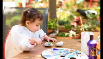 فرشاة الرسم المرحة: رعاية الإبداع لدى الطفل