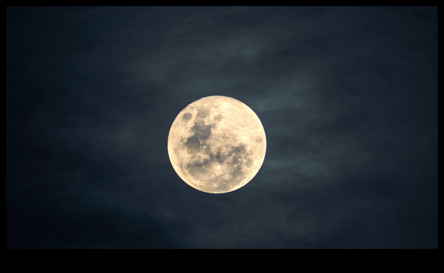 المعرفة القمرية: تأثير الجاذبية على رفيق الأرض الغامض