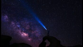 الملاحون السماويون: توجيهات ناسا عبر البحار الكونية